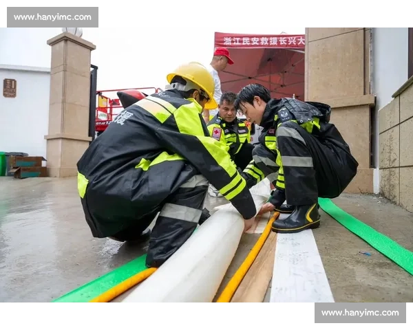 洪流中的脊梁：担当与温情铸就生命防线