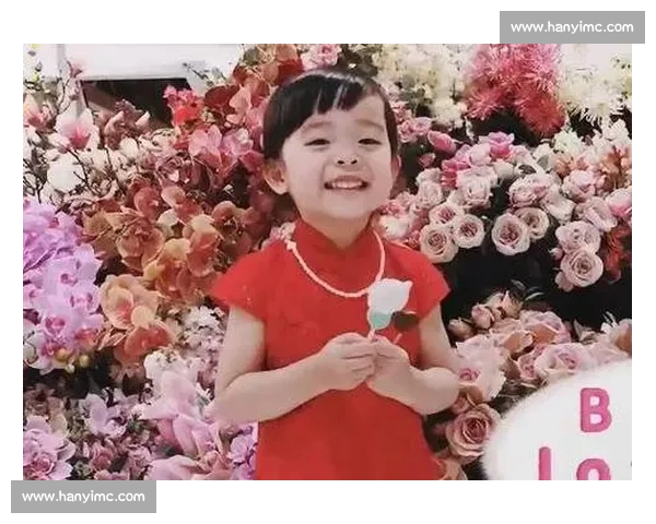 尔冬升女友晒 9 岁女儿近照：萌娃从容应对粉丝，“片场暴君” 变身慈父